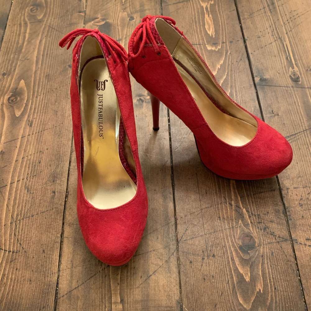 Hot red heels! 👠 - Picture 7 of 8